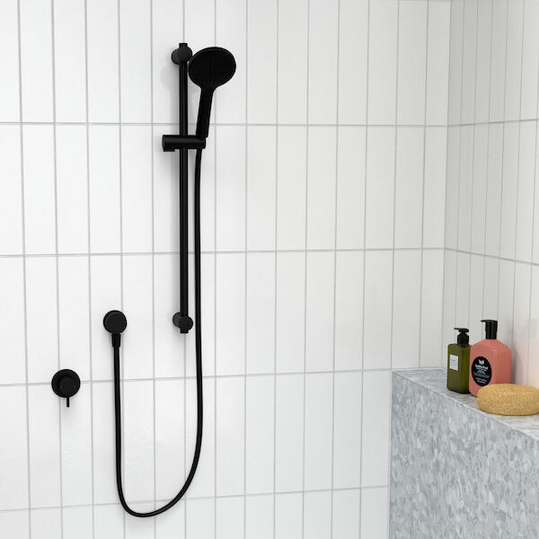 https://stsharedaueastprodn8wg.blob.core.windows.net/pim-assets/ProductThumbnail/CL10075.B3A_CLARK_Round II Rail Shower - matte black.jpg