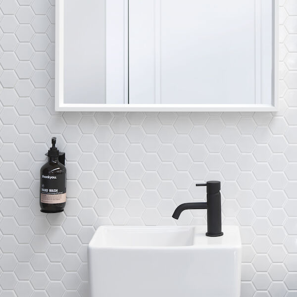 https://stsharedaueastprodn8wg.blob.core.windows.net/pim-assets/ProductThumbnail/CLARK round pin basin mixer - black.jpg